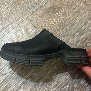 Black Gianni mules rubber super classy and modern worn three times water proof!